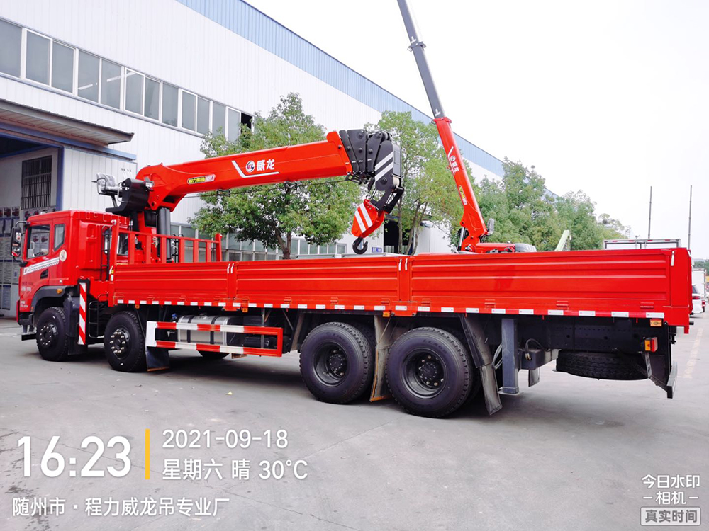 東風華神DV5前四后八威龍14噸5節(jié)臂吊機